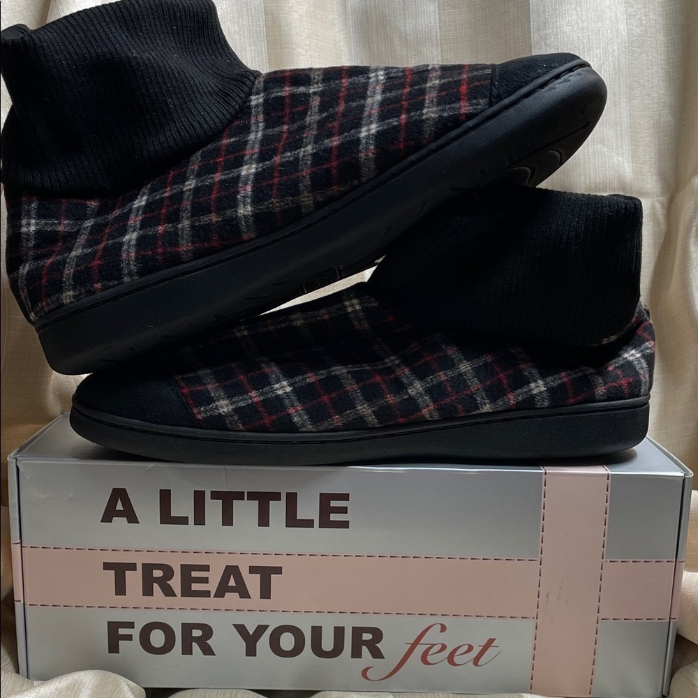 Men’s Warm and Cozy Plaid Slippers Size 9/10 NWT